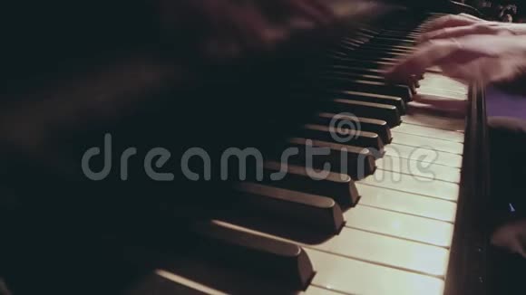 弹钢琴探戈视频的预览图