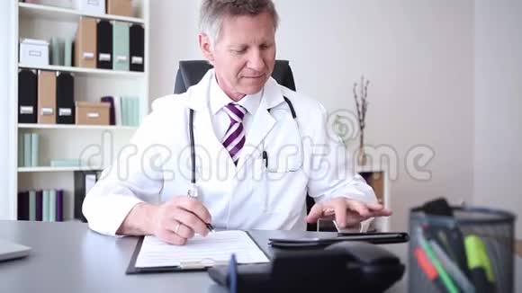 书写笔记时使用数码平板电脑的医生或医生视频的预览图