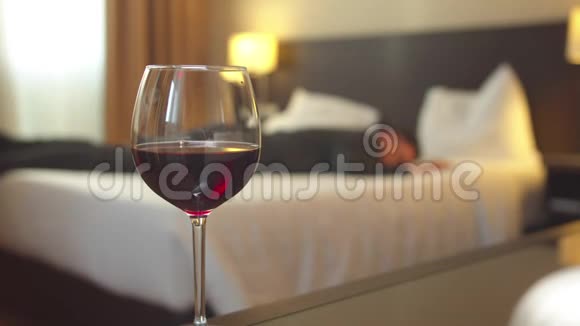 集中精力在酒店房间里的一杯酒穿西装的男人睡在床上视频的预览图