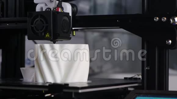 三维打印机用白色塑料打印模型4K视频的预览图