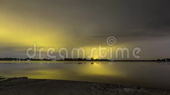 夜间湖面上的闪电雷雨视频的预览图