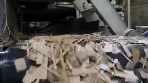 工厂生产线输送的废旧纸堆视频的预览图