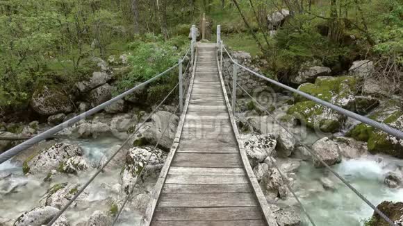 悬索桥穿过一条山河视频的预览图