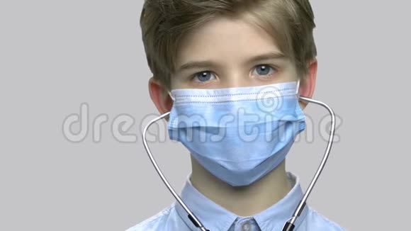 用医用口罩和听诊器封闭小男孩视频的预览图