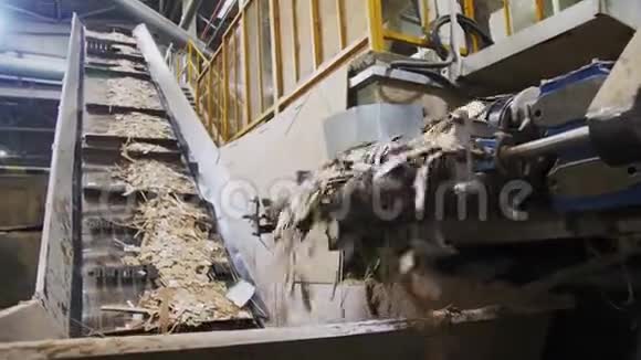 运输工具在回收车间运输的废纸视频的预览图