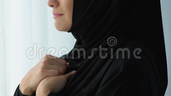 不高兴的穆斯林女人看着窗外哭泣看着丈夫欺骗视频的预览图