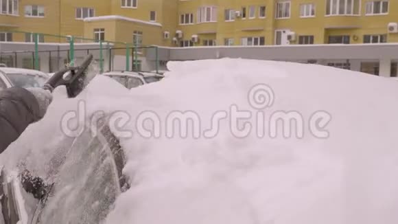 从雪地上擦车的女人视频的预览图