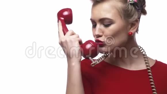 穿着红色衣服的年轻女孩在电话里吻着红唇膏视频的预览图