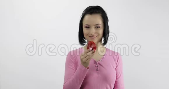 女人吃草莓说女孩先咬一口然后说想咬视频的预览图