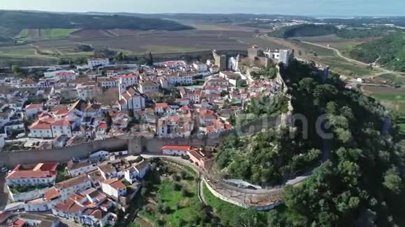 环绕中世纪小镇奥比多斯的空中景色视频的预览图