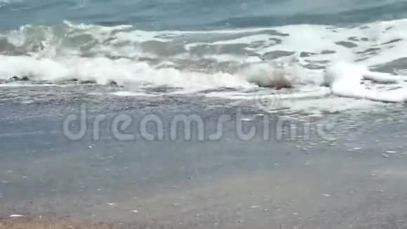沙滩上美丽的海浪的特写镜头视频的预览图