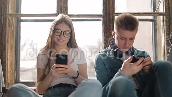 愤怒的青少年使用智能手机视频的预览图
