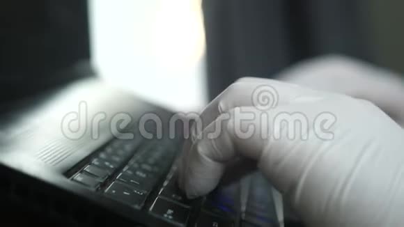 工人手拿手套用电脑在笔记本电脑上打字视频的预览图