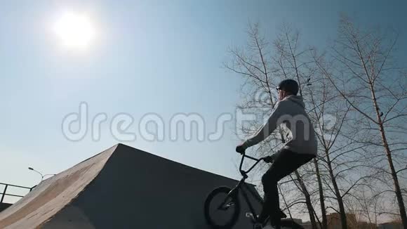 一个骑自行车的人在溜冰场表演魔术在山上奔跑视频的预览图