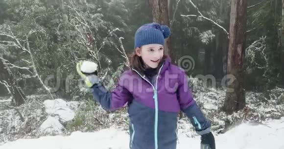 小女孩扔雪球然后高兴地拍手视频的预览图