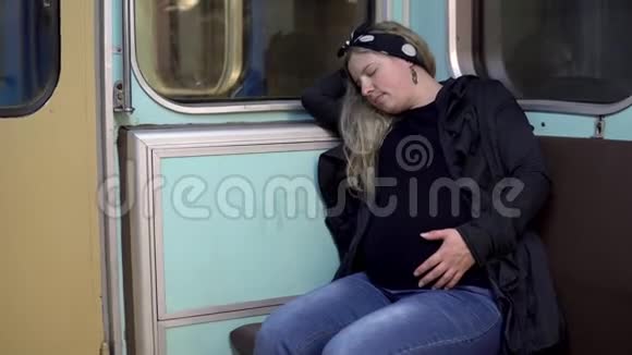 一位孕妇在地铁火车上睡着了旧地铁列车视频的预览图