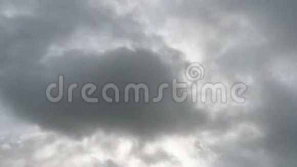 在恶劣天气下天空背景中流动着4k个时间流逝的云视频的预览图