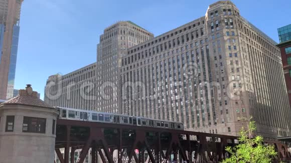 芝加哥的交通系统EL列车在芝加哥河上的威尔斯街桥上停了下来视频的预览图