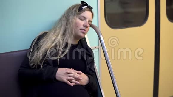 一位孕妇在地铁火车上睡着了旧地铁列车视频的预览图