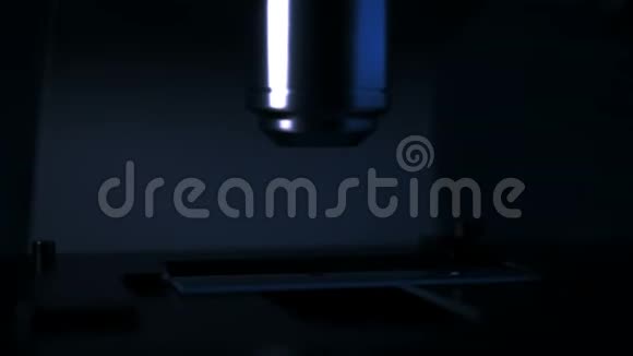 显微镜检查血滴的特写镜头视频的预览图