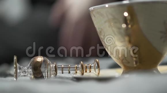 桌子上有一个镀金的碗上面有一个黄色的图案旁边是同一个瓶子神奇的物品和行动美丽视频的预览图