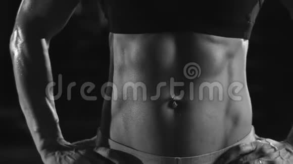 肌肉发达的女人露出肚皮视频的预览图