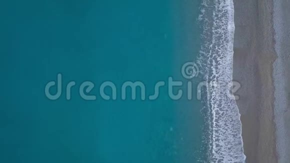 从鸟瞰纯净平静的大海无人机摄像机缓缓飞过海浪视频的预览图