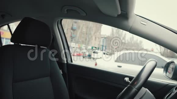 那个女孩坐在他汽车的车轮后面视频的预览图