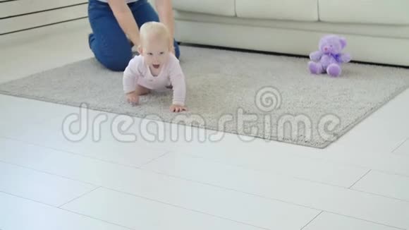 童年婴儿期和家庭观念妈妈在家玩她可爱的宝宝视频的预览图
