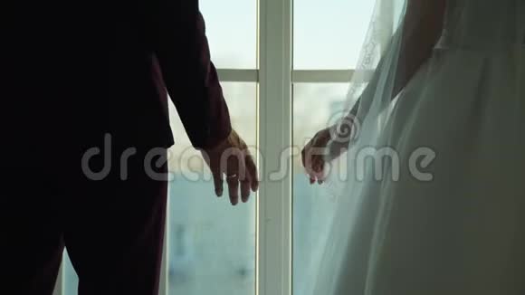新婚夫妇牵着别人的手视频的预览图