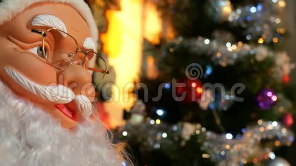 圣诞老人圣诞树花环上闪烁的灯有选择的焦点视频的预览图