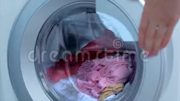 女人手关上洗衣机的门打开洗衣机气缸旋压机装货洗涤视频的预览图