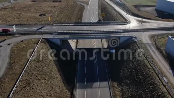 德国邓宁根一条4k高速公路的美丽空中镜头视频的预览图