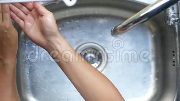 女性洗手盆最高看法视频的预览图