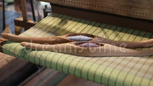 旧织机上的线木制梭子天然线放置在编织织物老化织机上视频的预览图