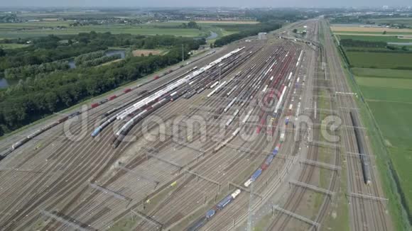 铁路的分支在编组站许多货车从高度视频的预览图