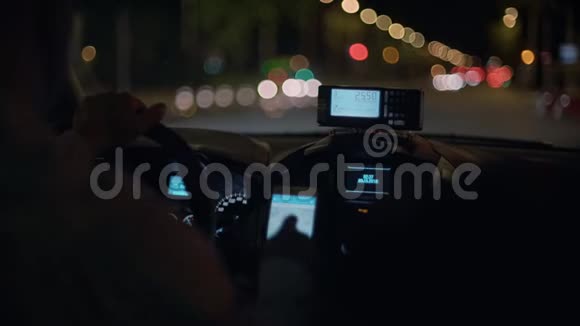 晚上乘出租车上下班视频的预览图