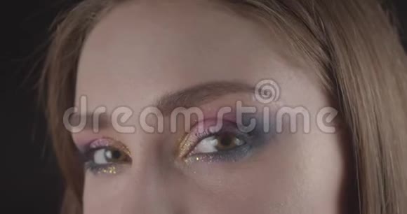 年轻活泼的白种人短发女性脸的特写照片她的眼睛带着可爱的闪光妆和背景视频的预览图
