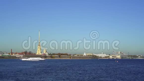 圣佩特斯堡鲁西亚马克2019年一艘旅游船漂浮在彼得和保罗堡前春天视频的预览图