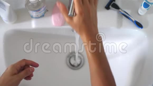 女性洗手盆最高看法视频的预览图