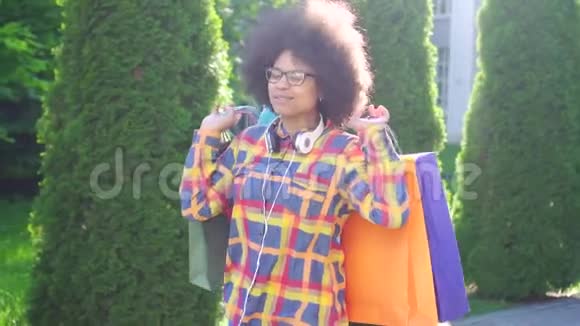 美国黑人妇女肖像留着非洲发型购物慢潮后带着包裹视频的预览图