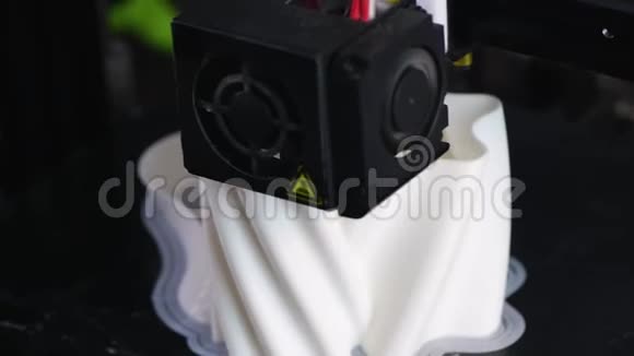 三维打印机用白色塑料打印模型4K视频的预览图