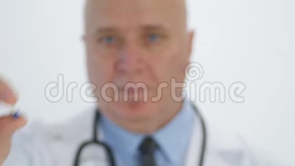 医生给药治疗提供彩色药丸新维生素视频的预览图