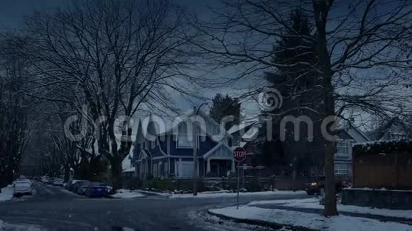 夜幕降临汽车穿过房屋视频的预览图
