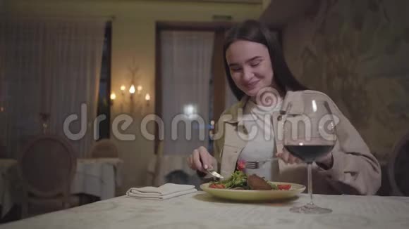 女孩吃着美味可口的面条喝着红酒向某人微笑的肖像视频的预览图
