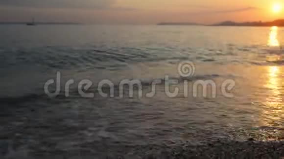 低飞在岸边的海浪上视频的预览图