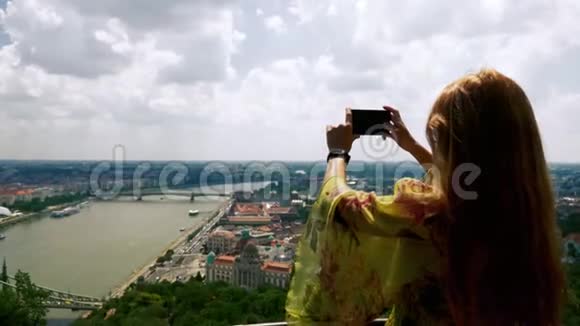 布达佩斯多瑙河上空的女孩照片视频的预览图