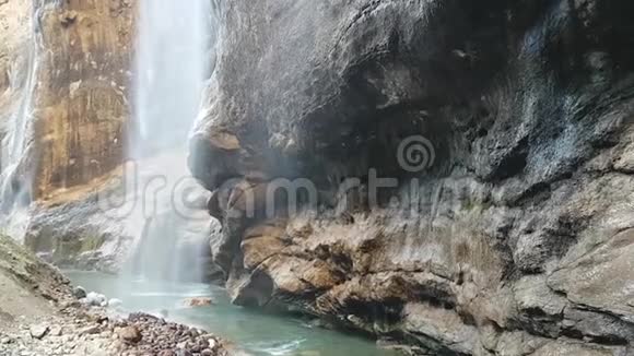 切格姆峡谷的切格姆瀑布前往俄罗斯卡巴迪诺巴尔卡里亚秋季高加索视频的预览图