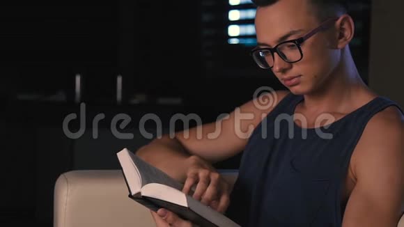一个学生在忙碌的一天后坐在床上看书视频的预览图