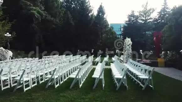 森林附近美丽的婚礼空中视频的预览图
